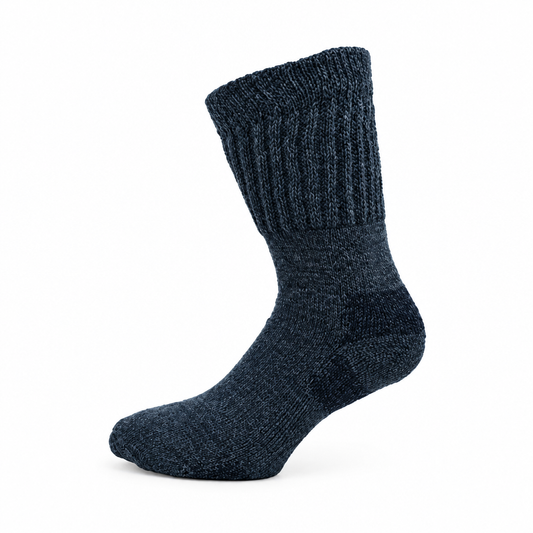 Blaue Socke auf weißem Hintergrund