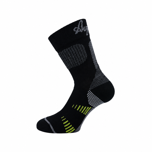 Schwarze Socke mit grünen Details auf weißem Hintergrund