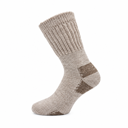 Beige Socke auf weißem Hintergrund
