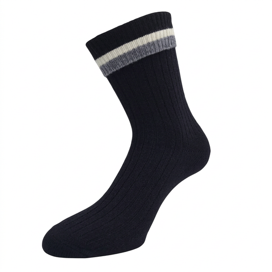 Einzelne dunkle Socke auf weißem Hintergrund