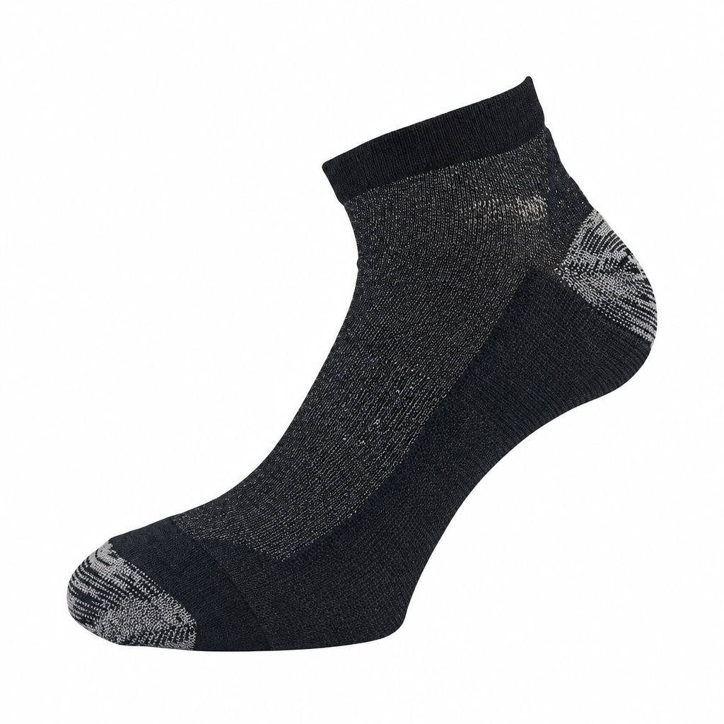 Schwarze Socke auf weißem Hintergrund
