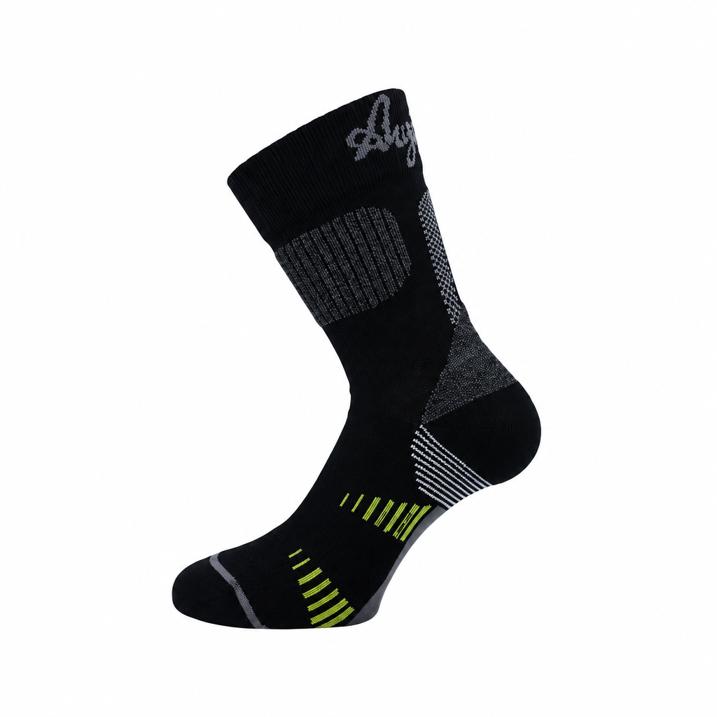 Schwarze Socke mit grünen Details auf weißem Hintergrund