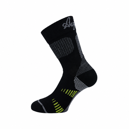 Schwarze Socke mit grünen Details auf weißem Hintergrund